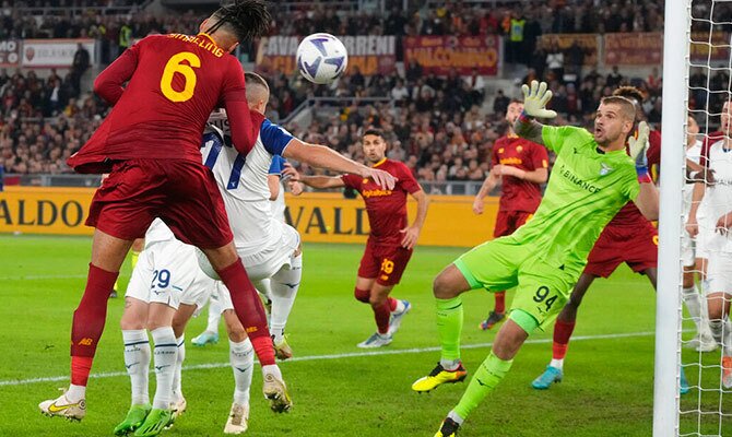 Chris Smalling de la Roma cabecea el balon en partido en el Estadio Olimpico