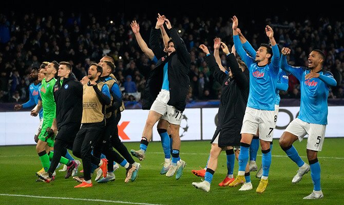 Futbolistas del Napoli saludan a los aficionados al termino de un partido