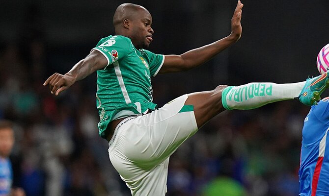 Stiven Barreiro de León en partido por la Liga MX ante Cruz Azul