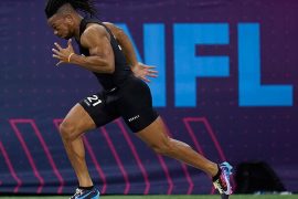 Bijan Robinson de Texas en una prueba de velocidad del NFL Combine 2023