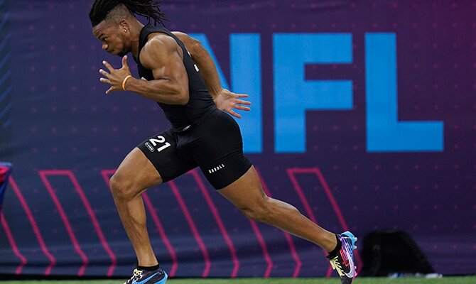 Bijan Robinson de Texas en una prueba de velocidad del NFL Combine 2023