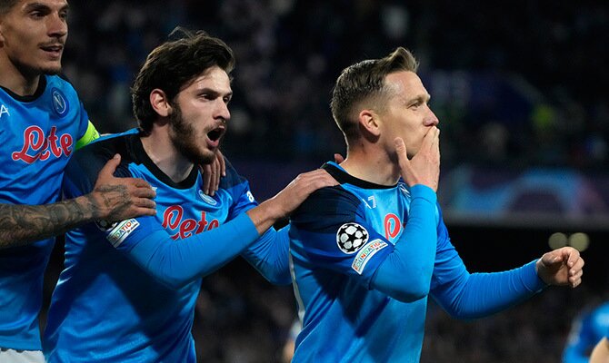 Jugadores del Napoli celebran una anotacion en la Champions League 2022-2023