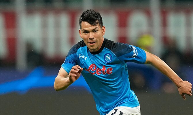 Hirving Lozano en partido del Napoli en la temporada 2022-2023