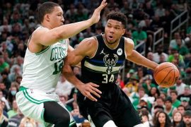 Giannis de los Bucks en partido de temporada regular frente a los Celtics