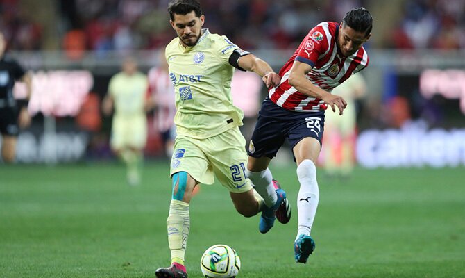 Henry Martin protege el balon en el Clasico Nacional entre America y Chivas