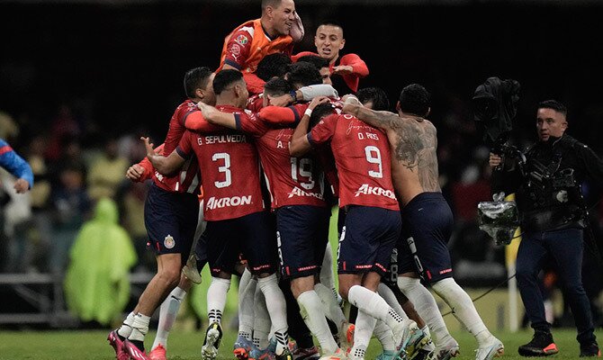 Jugadores de Chivas de Guadalajara celebran una anotacion en la Liguilla MX