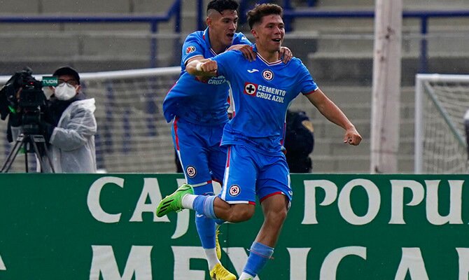 Rodrigo Huescas y Uriel Antuna festejan una anotacion de Cruz Azul en CU