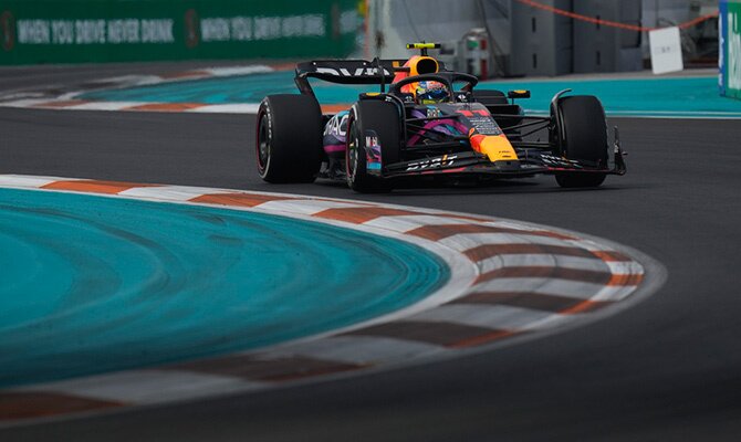 Sergio Pérez al mando del Red Bull en el Gran Premio de Miami 2023