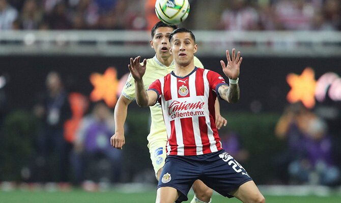 Carlos Cisneros de Chivas de Guadalajara recibe el balon en el clásico contra el América