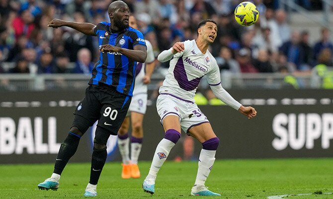Romelu Lukaku del Inter de Milán y Rolando Mandragora de la Fiorentina