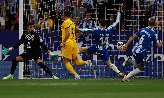 Lewandowski anota para el Barcelona en el derbi catalán contra el Espanyol por LaLiga