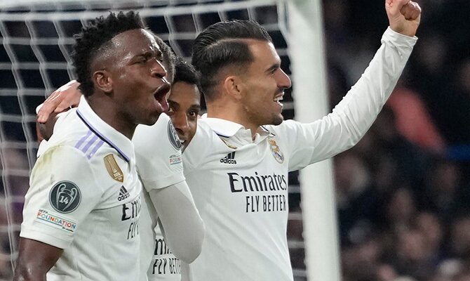 Futbolistas del Real Madrid celebran un gol ante el Chelsea en la Champions