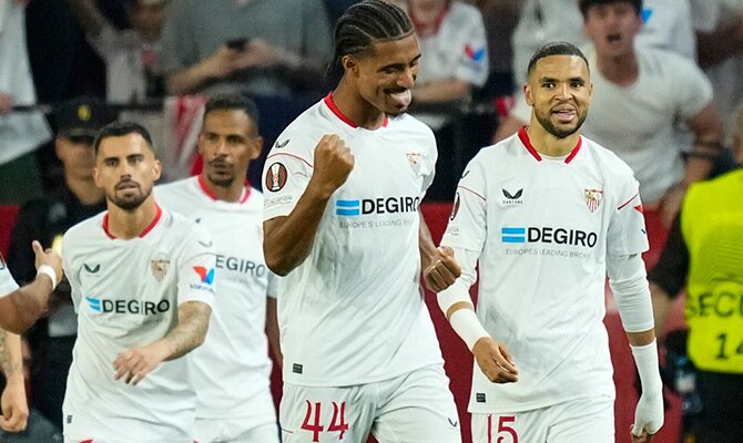 Loic Bade celebra un gol en la Europa League con otros jugadores del Sevilla