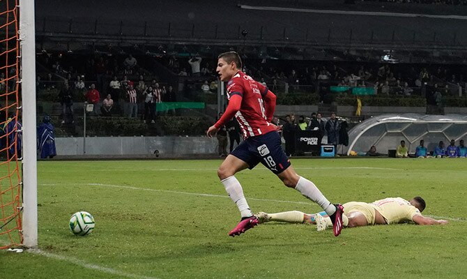 Ronaldo Cisneros anotando el primer gol de Chivas ante el América en el Azteca