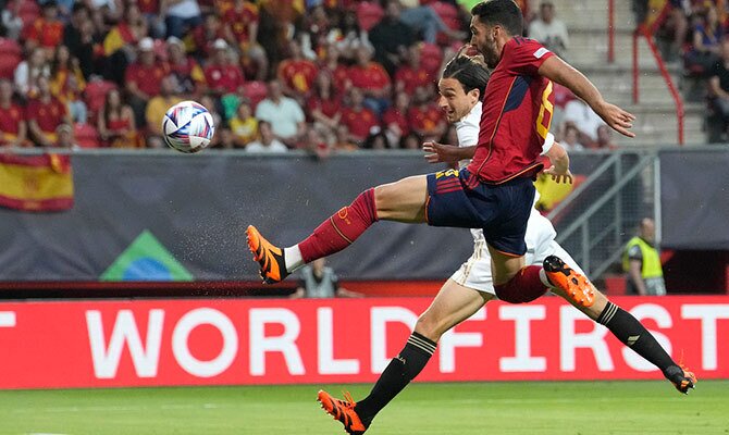 Mikel Merino de España en semifinales de la Liga de Naciones contra Italia