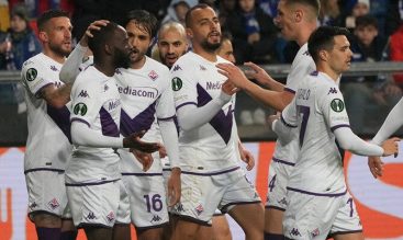Jonathan Ikone celebra un gol de Conference League con otros jugadores de la Fiorentina