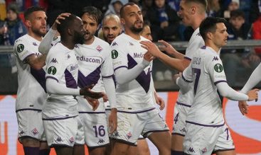 Jonathan Ikone celebra un gol de Conference League con otros jugadores de la Fiorentina