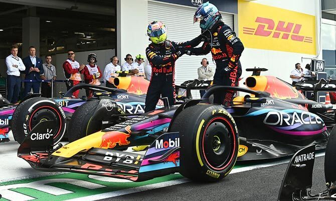 Sergio Pérez y Max verstappen se saludan al finalizar la carrera de F1 en Canadá