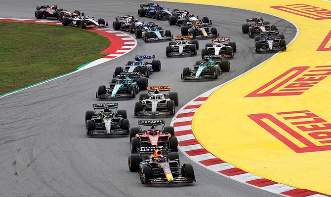 Varios monoplazas en una curva del GP de España de la Fórmula 1 2023