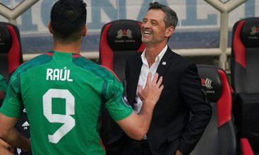 Raúl Jiménez saluda a Diego Cocca en partido de México por Uefa Nations League