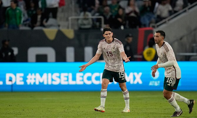 Israel Reyes y Luis Chavez en partido de la Selección Mexicana en territorio estadounidense