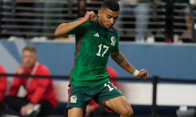 Orbelin Pineda en amistoso internacional con la Seleccion Mexicana en Estados Unidos