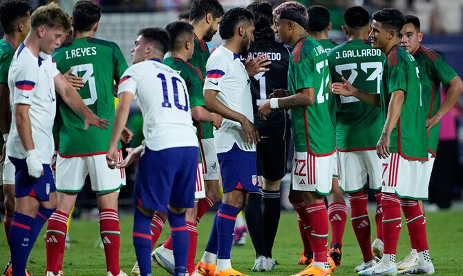 Futbolistas de México y Estados Unidos al término de un partido amistoso