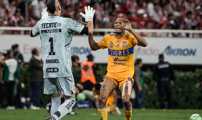 Nahuel Guzman y Luis Quinones celebrando el titulo de Tigres en el Clausura 2023