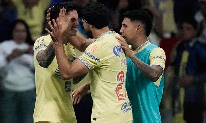 Brian Rodriguez y Henry Martin festejan un gol del América en la Liga MX