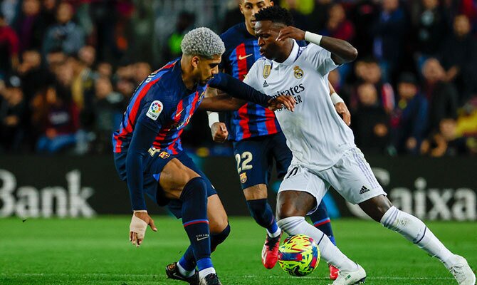 Vinicius Junior enfrenta a Ronald Araujo en el último clásico Real Madrid vs Barcelona