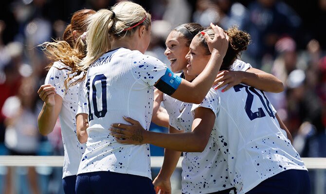 Lindsey Horan, Sophia Smith y Trinity Rodman festejan un gol de Estados Unidos femenil