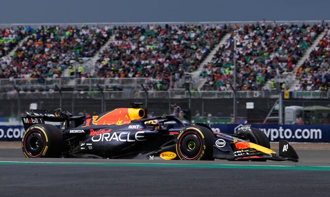 Max Verstappen al mando del Red Bull en el circuito de Silverstone