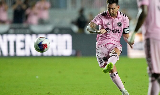 Lionel Messi anota de tiro libre en su debut con Inter Miami