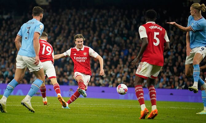 Rob Holding del Arsenal intenta un remate en partido contra el Manchester City