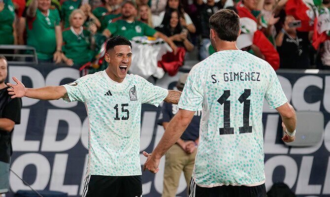 Uriel Antuna celebra con Santiago Gimenez un gol de Mexico
