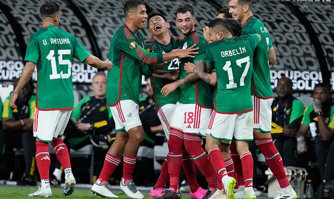 Futbolistas de la Seleccion Mexicana celebran un gol ante Jamaica en la Copa Oro
