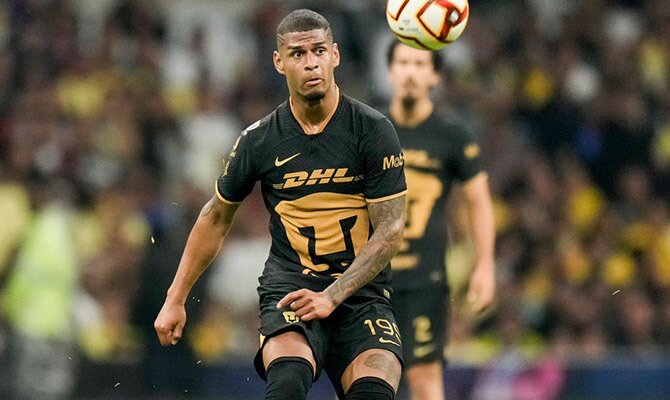 Jose Caicedo controla el balon en partido de Pumas en Liga MX