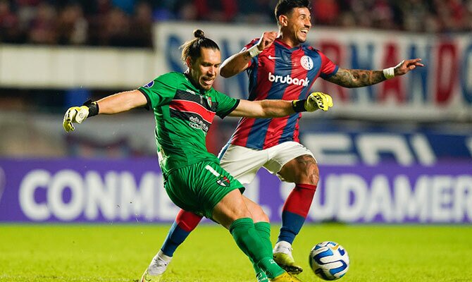 El delantero Adam Bareiro de San Lorenzo en partido de Copa Sudamericana