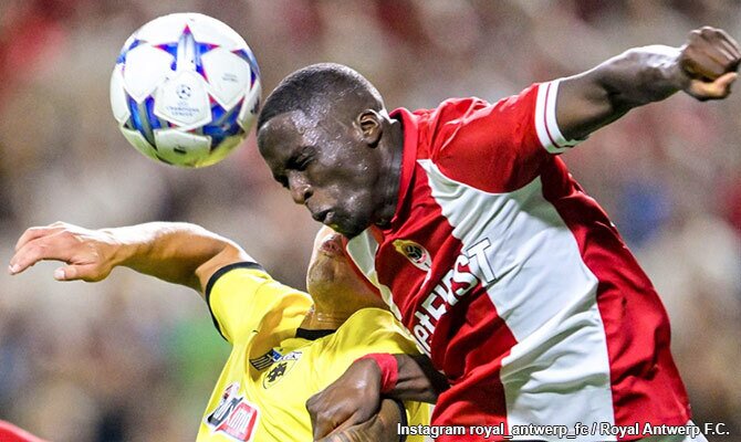 Soumaila Coulibaly del Antwerp en partido contra el AEK Atenas
