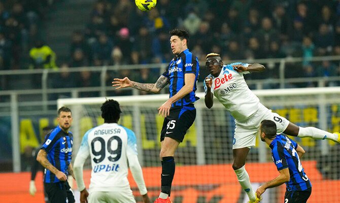 Alessandro Bastoni del Inter y Victor Osimhen del Napoli disputan un balon aereo