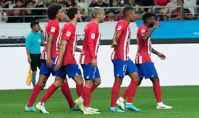 Antoine Griezmann y otros jugadores del Atlético celebran una anotación