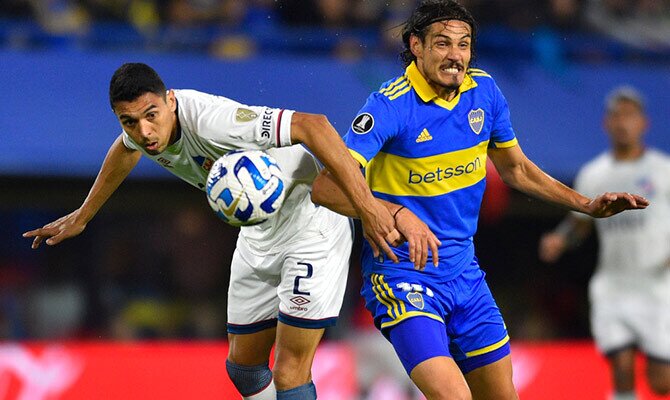 Edinson Cavani de Boca Juniors en partido ante Nacional en la Libertadores