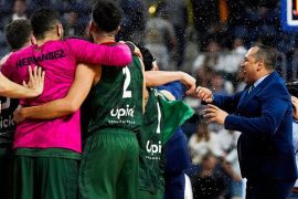 El entrenador Omar Quintero y jugadores de la Selección Mexicana de Basquetbol festejan un triunfo