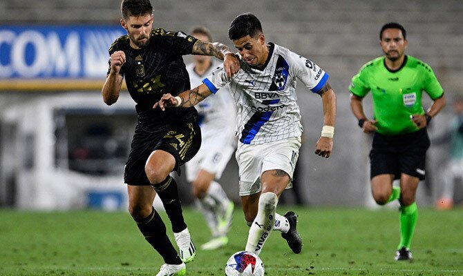 Maxi Meza de Monterrey ante la marca de Ryan Hollingshead de LAFC