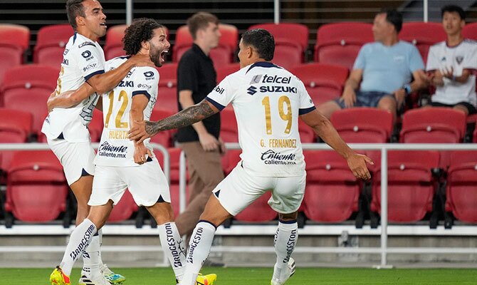Adrián Aldrete, César Huerta y Gabriel Fernandez destejan un gol de Pumas