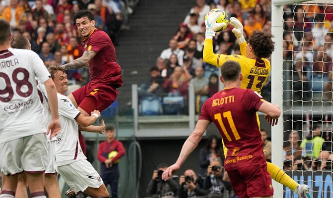 Memo Ochoa atrapa un balón en partido de Salernitana contra la Roma
