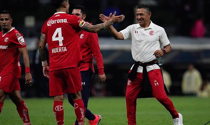 El técnico Nacho Ambriz saluda a Valber Huerta tras un triunfo del Toluca