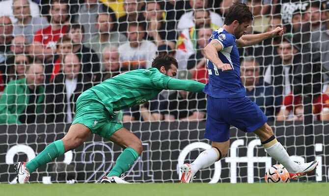 Ben Chilwell del Chelsea ante Alisson Becker del Liverpool