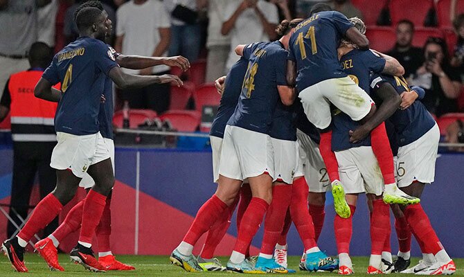 La Selección de Francia festeja un gol de Marcus Thuram ante Irlanda