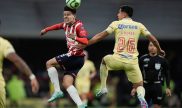 Pavel Perez de Chivas cabecea ante la marca de Salvador Reyes del America